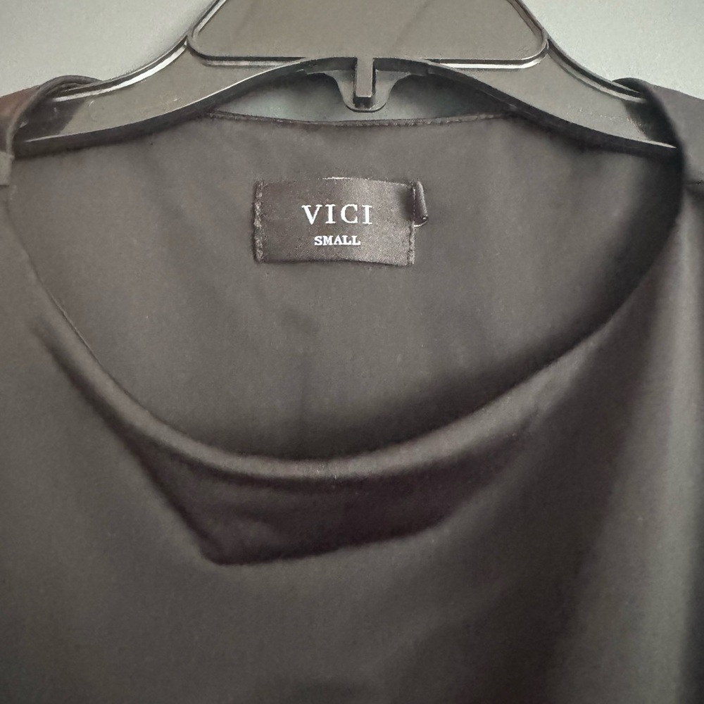 VICI Classic Fitted Black Top